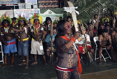 indigènes protestant contre le barrage